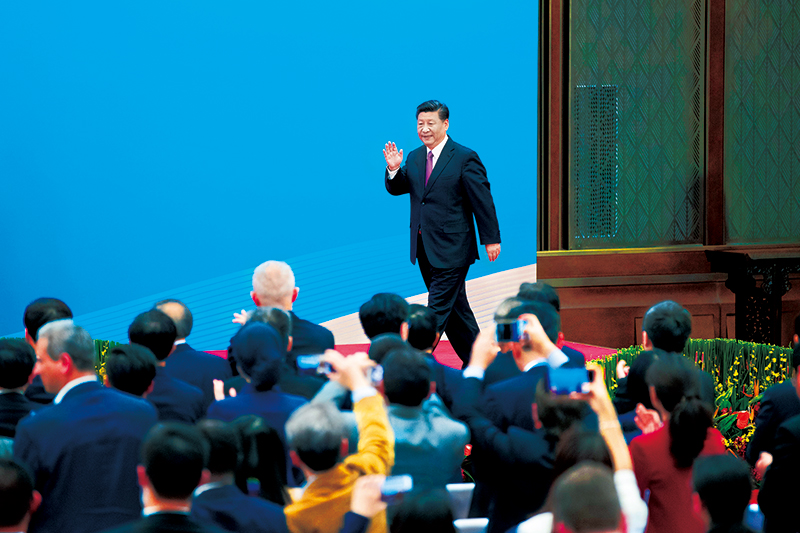 2019年4月27日，第二屆“一帶一路”國際合作高峰論壇在北京雁棲湖國際會(huì)議中心舉行圓桌峰會(huì)，國家主席習(xí)近平主持會(huì)議并致開幕辭。圓桌峰會(huì)閉幕后，習(xí)近平會(huì)見中外記者，介紹第二屆“一帶一路”國際合作高峰論壇圓桌峰會(huì)情況和主要成果。這是習(xí)近平步入記者會(huì)現(xiàn)場。 